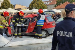 Działania strażaków podczas symulacji wypadku drogowego na Rynku w Chełmnie