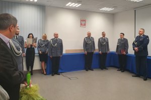 policjanci stojący na uroczystości powołania Komendantów w Chełmnie