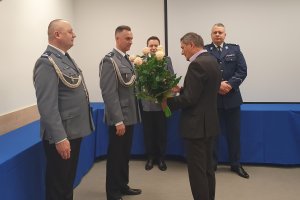Sekretarz Powiatu składa gratulacje Komendantom