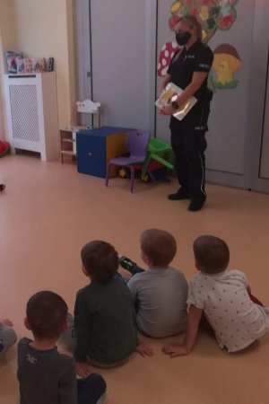 policjantka opowiadająca przedszkolakom o bezpieczeństwie