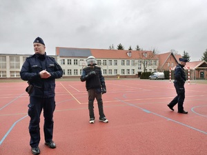 policjanci przeprowadzają zajęcia dla dzieci