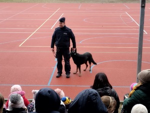 policyjny przewodnik psa służbowego rozmawia z dziećmi