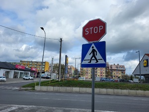 znak drogowy pionowy z informacją o przejściu dla pieszych i obowiązku zatrzymania pojazdu