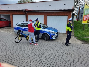 policjanci legitymują rowerzystę