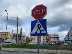znak pionowy przejście dla pieszych i stop