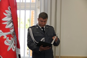policjant lektor odczytuje treść przemówienia